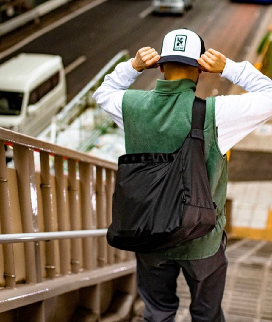 バッグ CHROME NEWSPAPER MESSENGER BLACK 26L