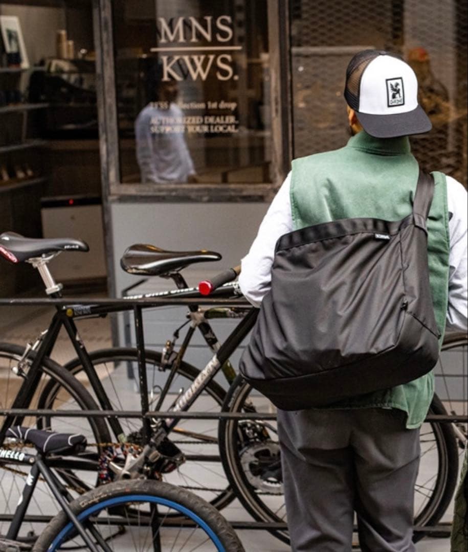 バッグ CHROME NEWSPAPER MESSENGER BLACK 26L