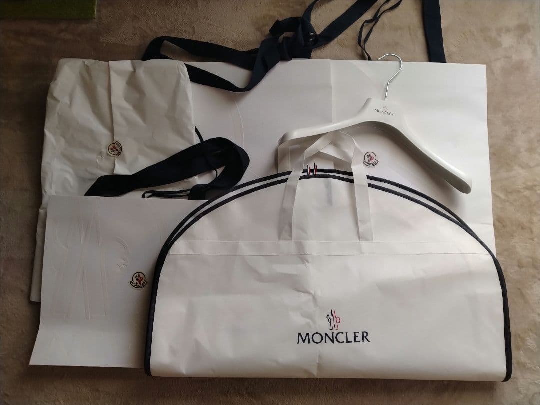wiIIiさま専用モンクレール　ガーメントケース&ハンガー&ショップ袋＆薄紙
