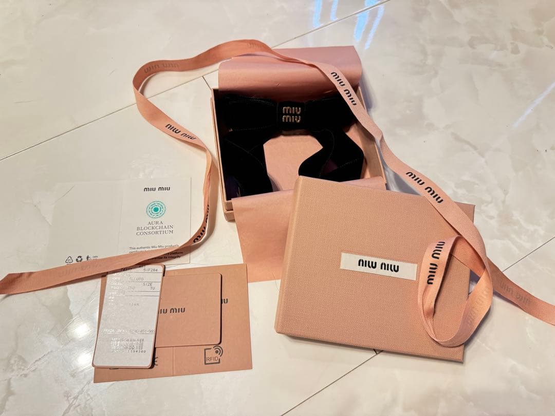 新品未使用　miumiu ベルベット ヘアクリップ