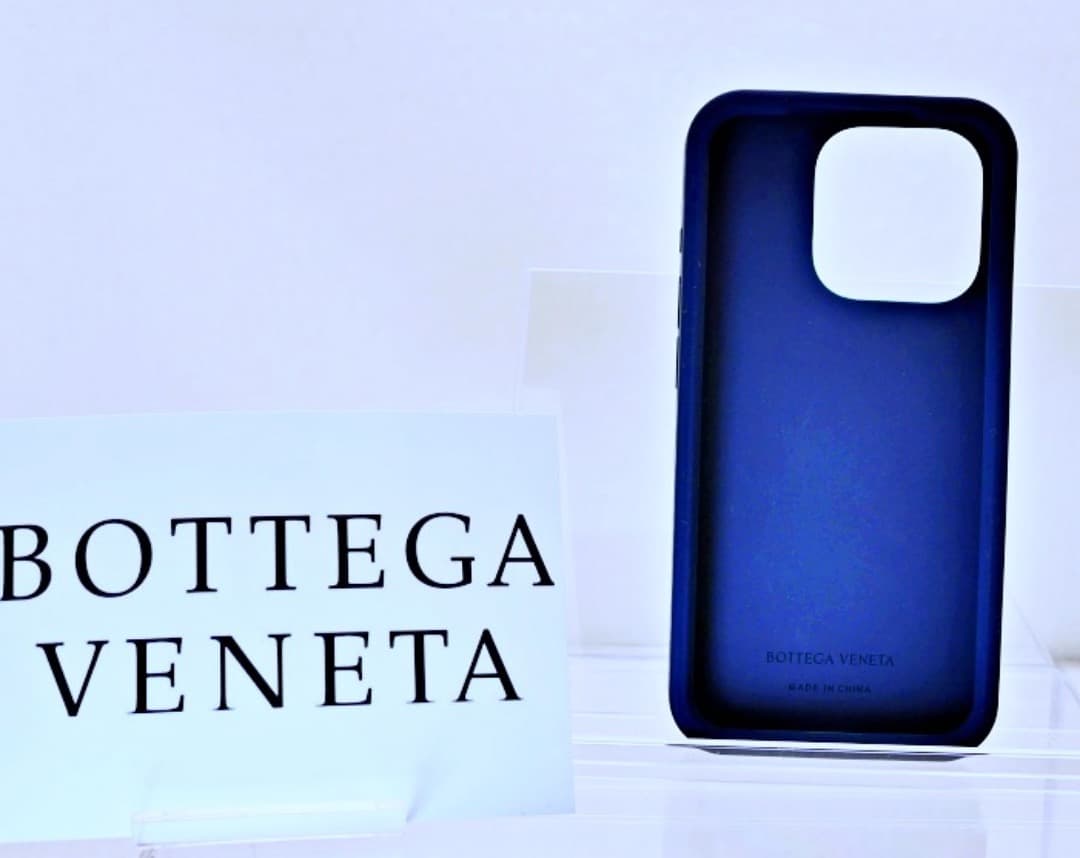 ⭐️美品　ボッテガヴェネタ　iPhone 15pro シリコンスマホケース　紺