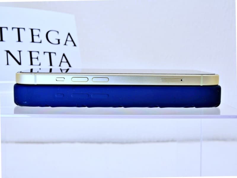 ⭐️美品　ボッテガヴェネタ　iPhone 15pro シリコンスマホケース　紺