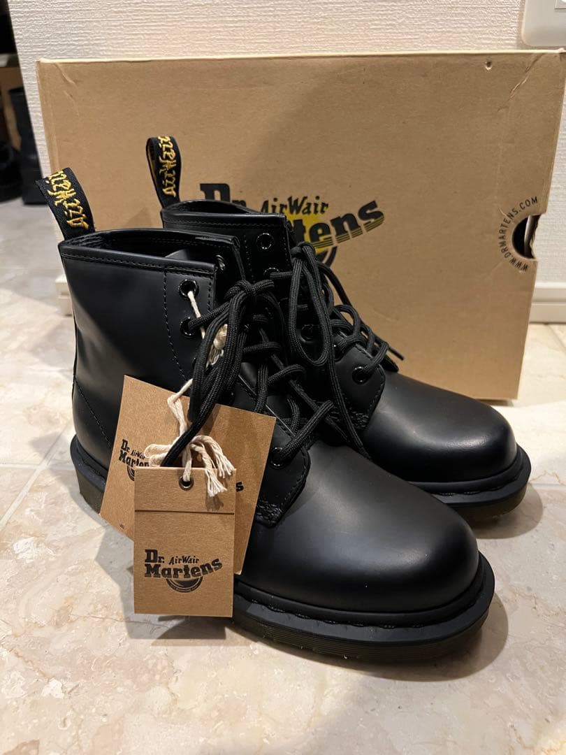 新品箱入りDr. Martensマーチン101 6ホール黒ステッチ2.4万円