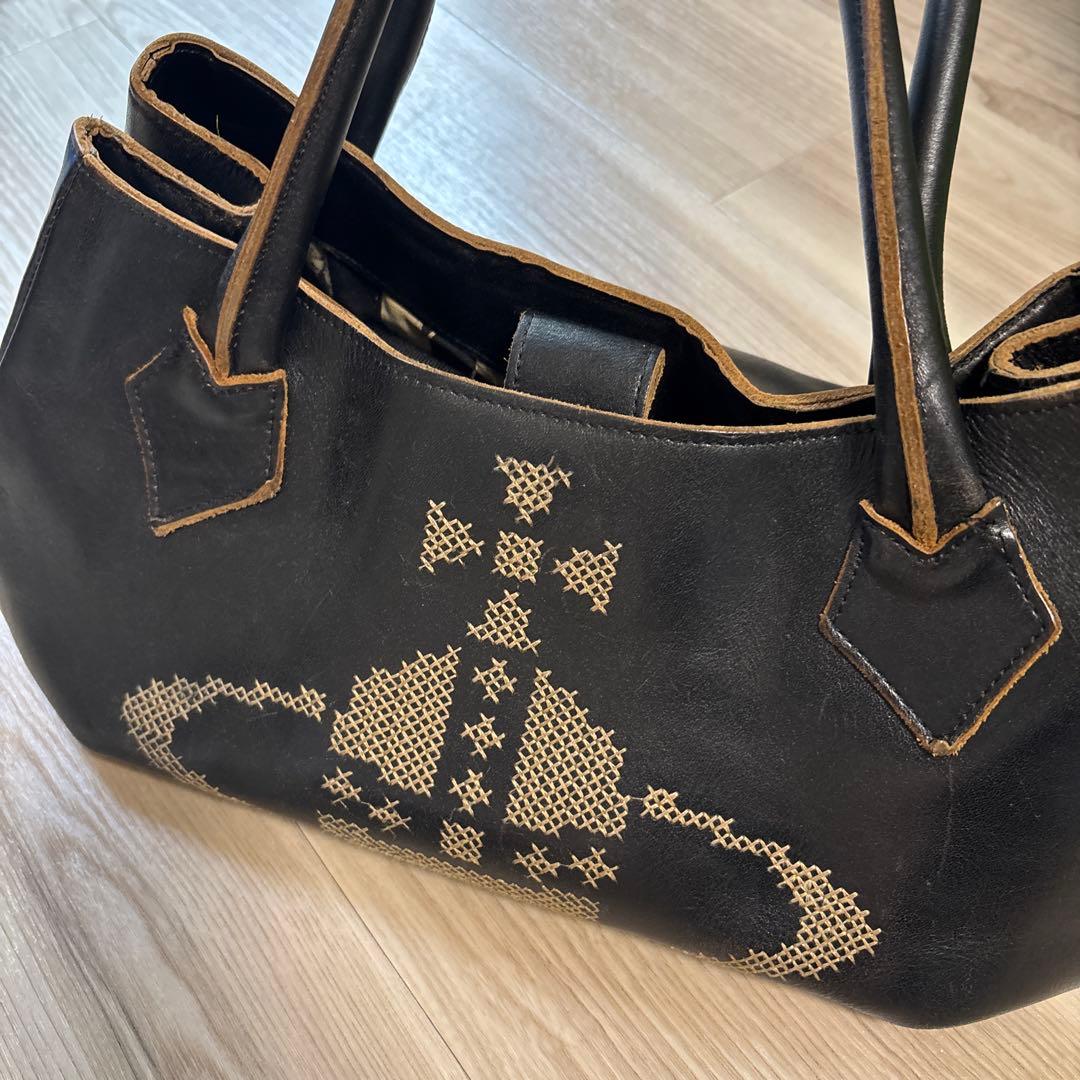 【ピンクの猫さん専用】ヴィヴィアン黒レザー刺繍デザインハンドバッグ