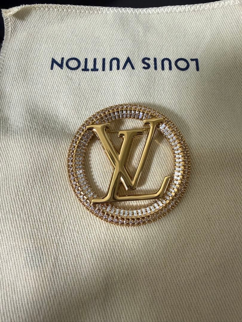 LOUIS VUITTON ゴールドロゴブローチ