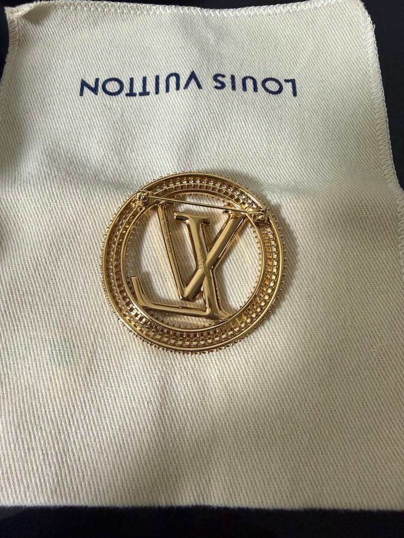 LOUIS VUITTON ゴールドロゴブローチ