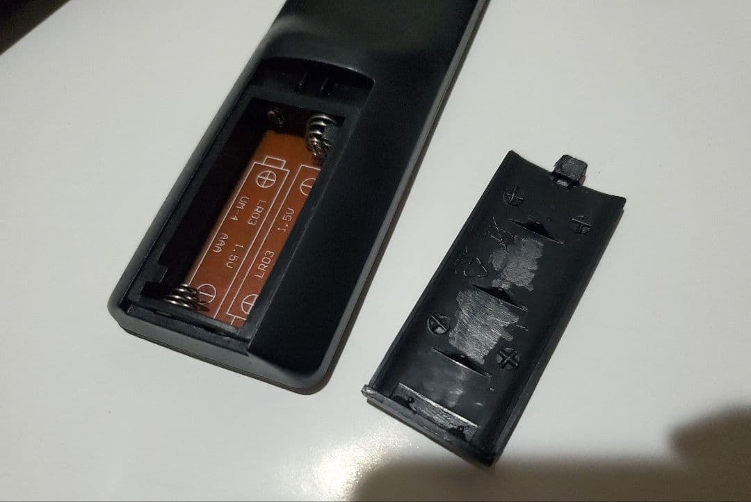 Wizz DB‑PW1055X ポータブルブルーレイプレーヤー 本体とリモコン