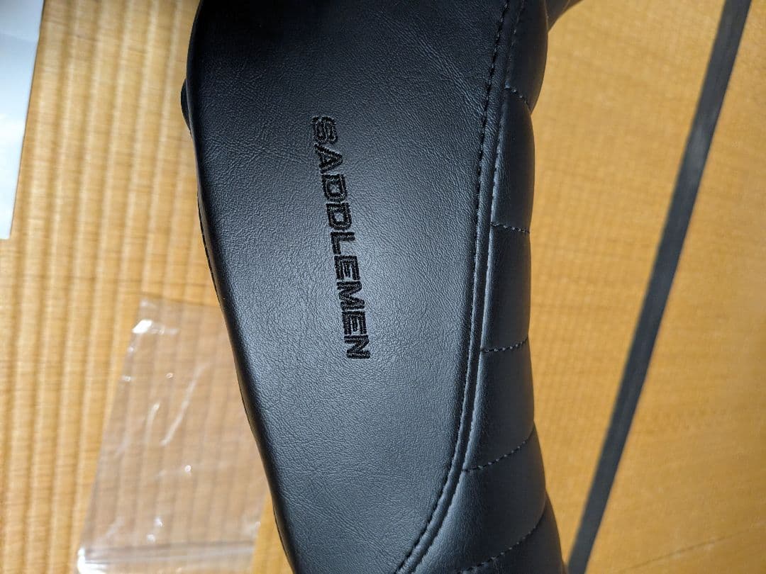 サドルマン　ハーレー　スポーツスター用シート　セキュリティスクリュー＋おまけ