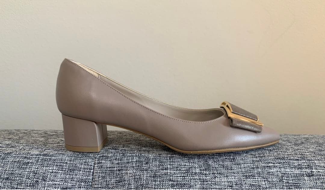 DIANA バックルつきミドルヒールパンプス