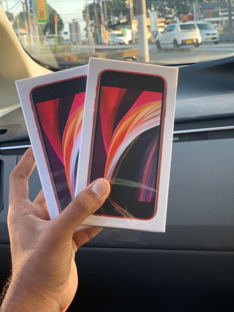 スマートフォン本体 iPhone SE 64GB. Seal pack red color.