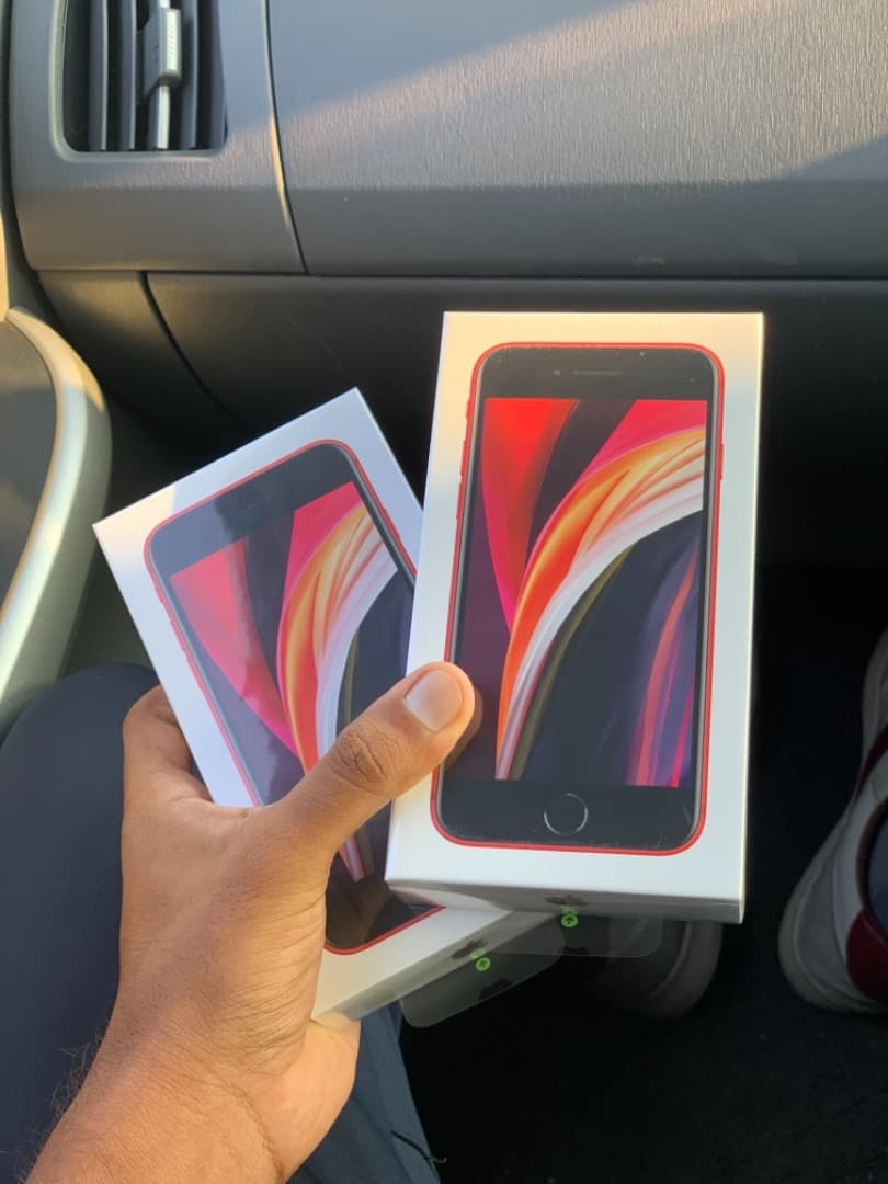 スマートフォン本体 iPhone SE 64GB. Seal pack red color.