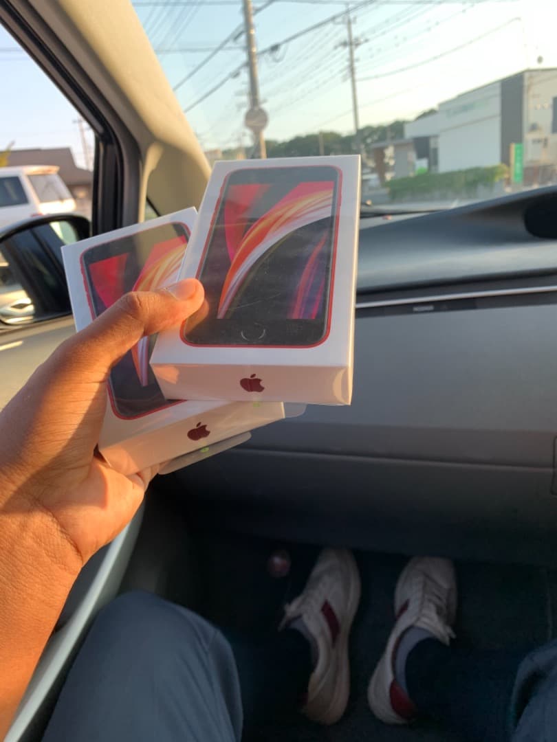 スマートフォン本体 iPhone SE 64GB. Seal pack red color.