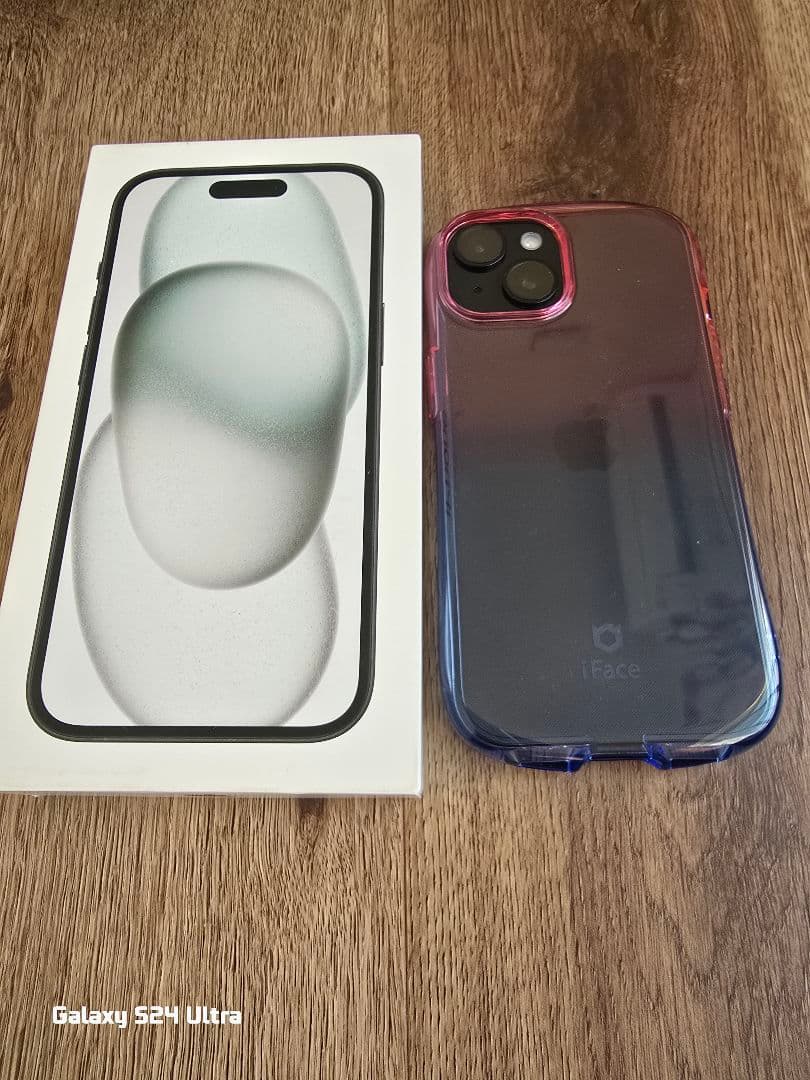 iPhone 15 透明ピンクケース付き