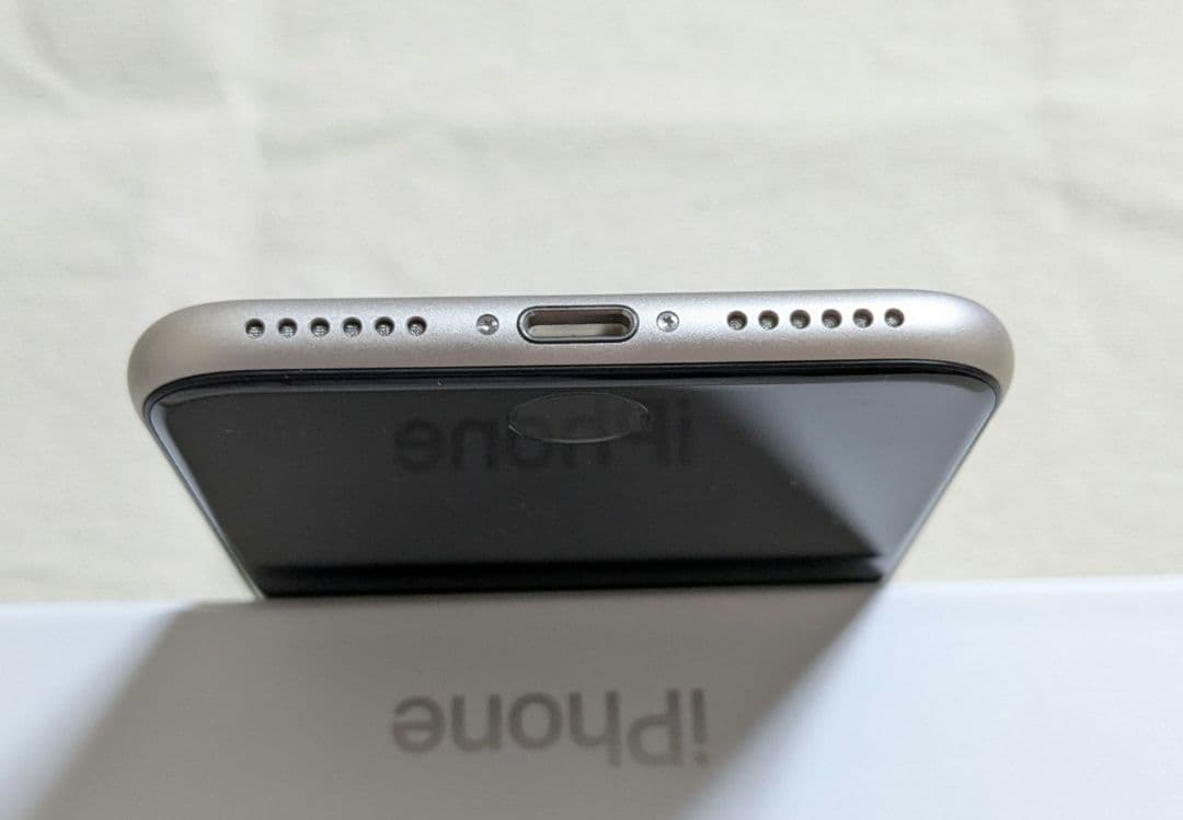 ニコニコ（ほぼ未使用）Apple iPhone SE (第3世代)