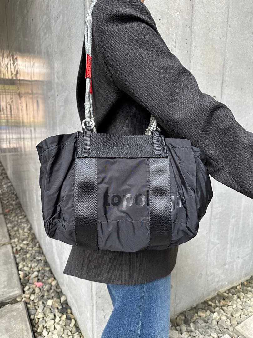 topologie Summit Duffle Small 黒　ストラップ付き