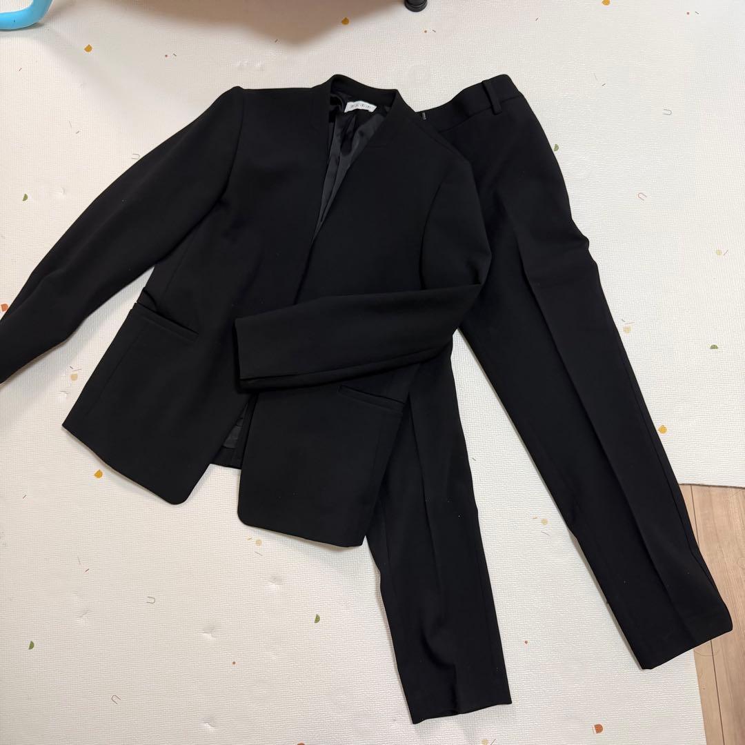 PLST ノーカラーブラックパンツスーツ