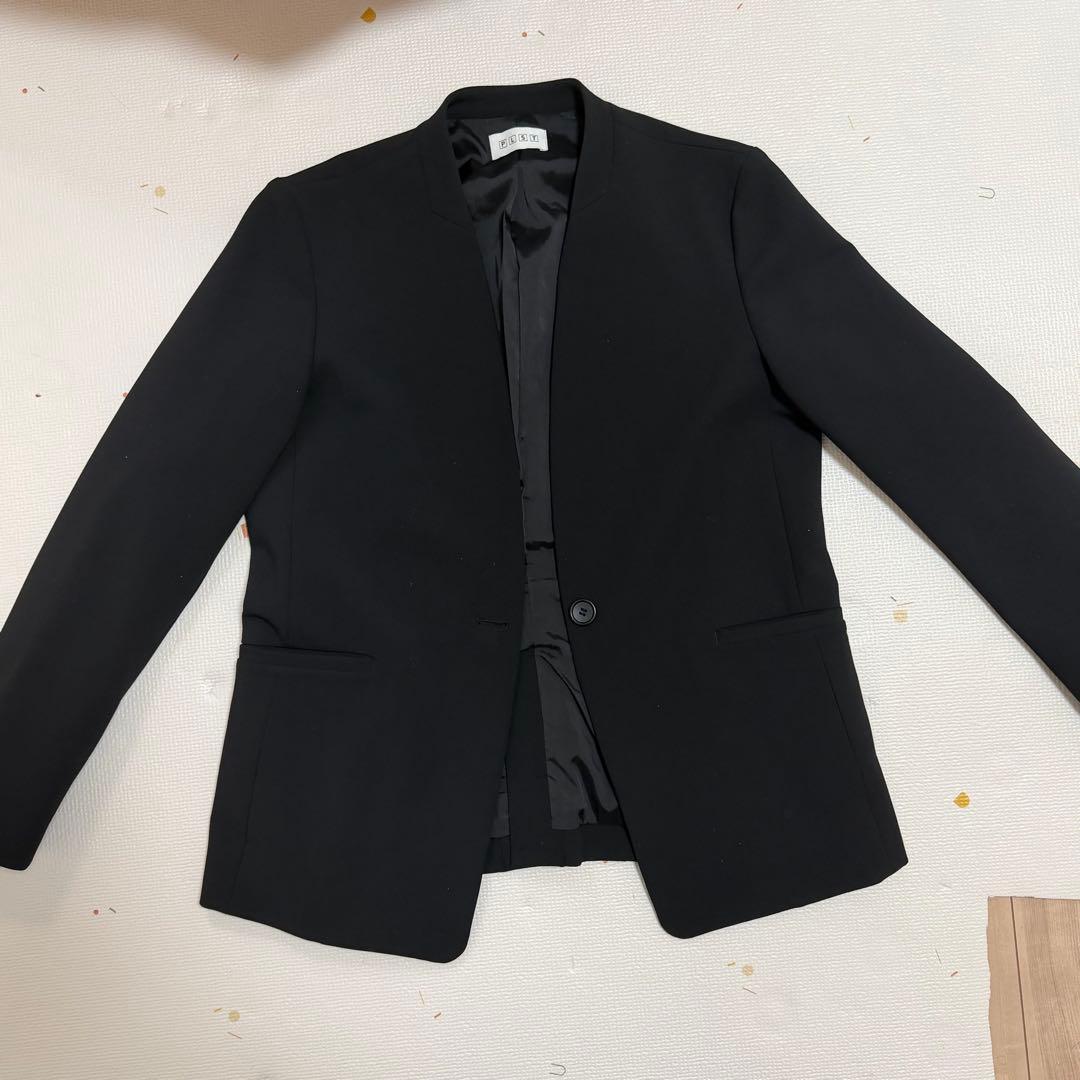 PLST ノーカラーブラックパンツスーツ