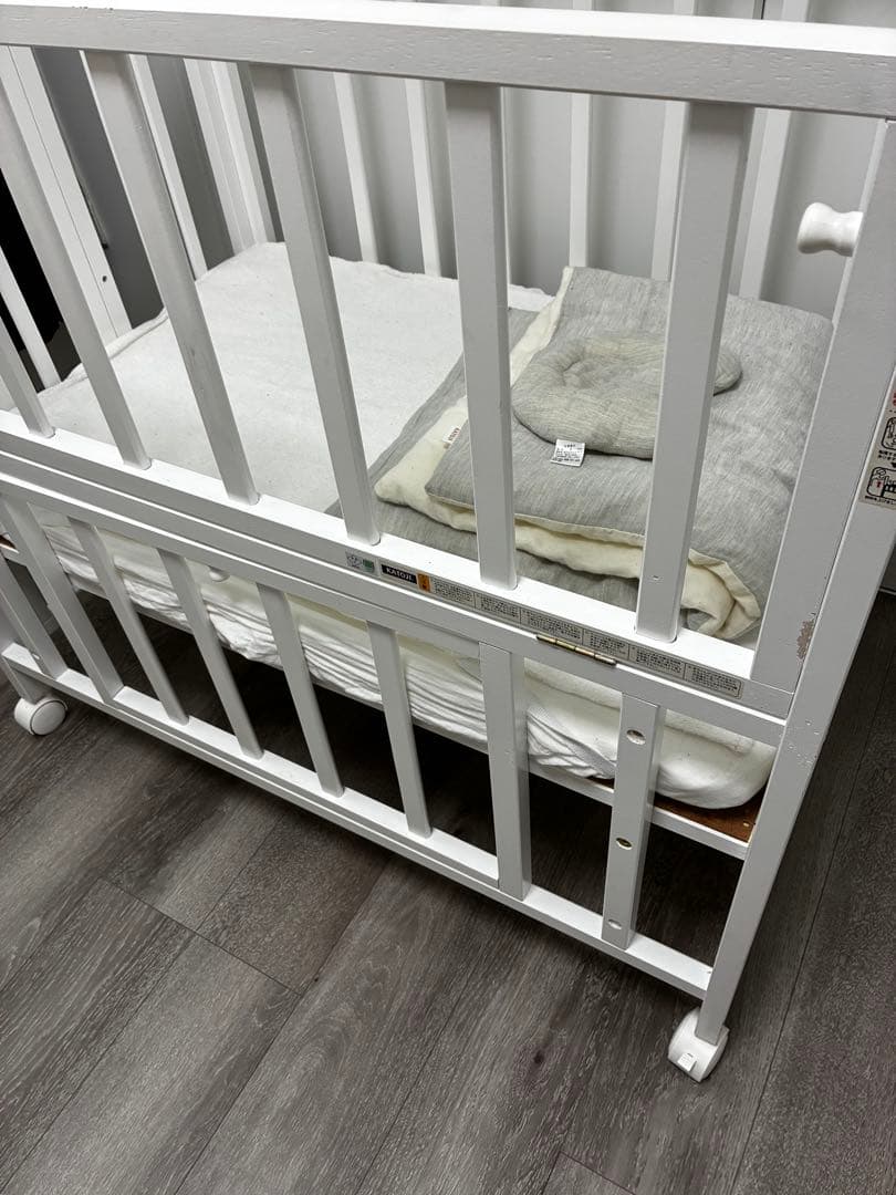 美品カトージ　ベビーベッド　ホワイト　品番02700 マット、ふとん付き