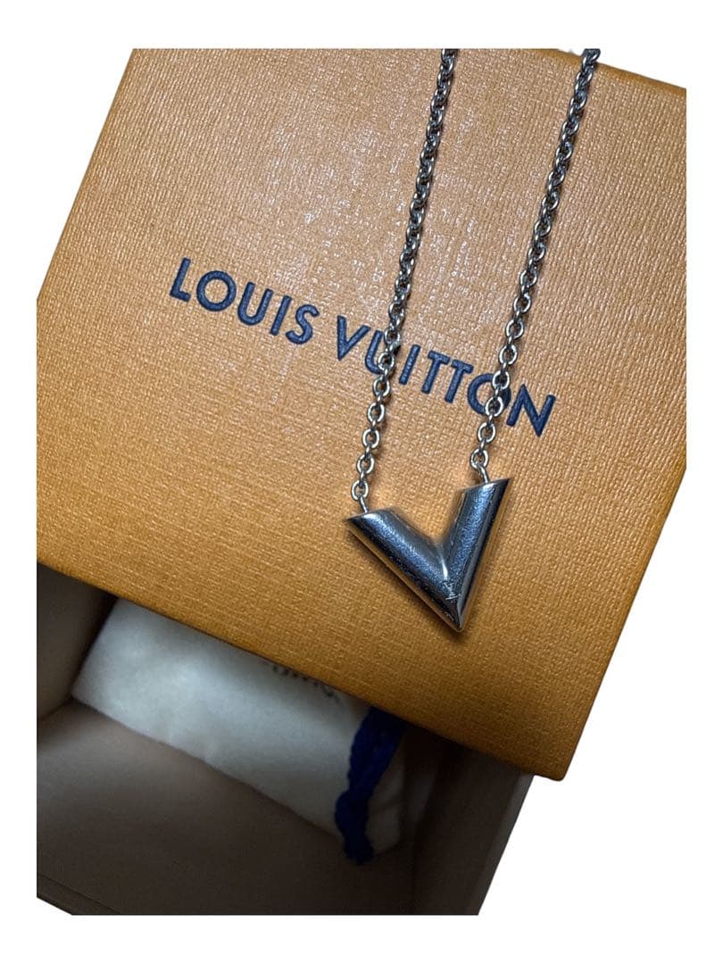 Louis Vuitton エセンシャル V ネックレス