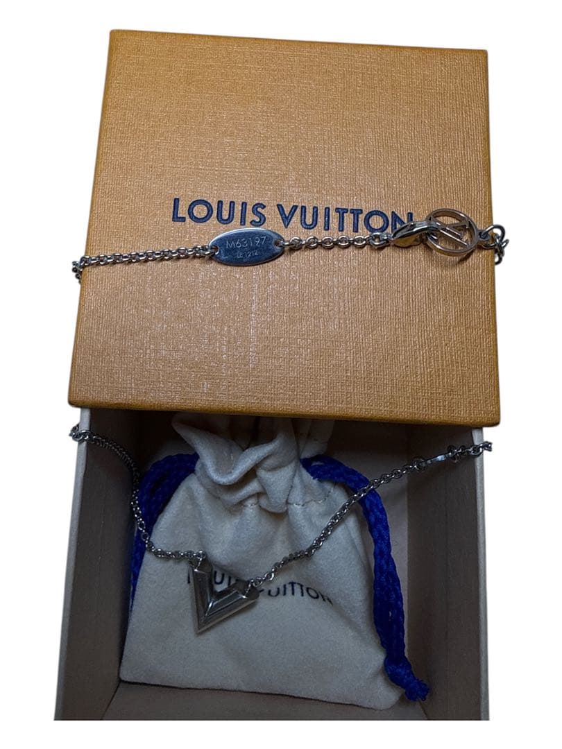 Louis Vuitton エセンシャル V ネックレス