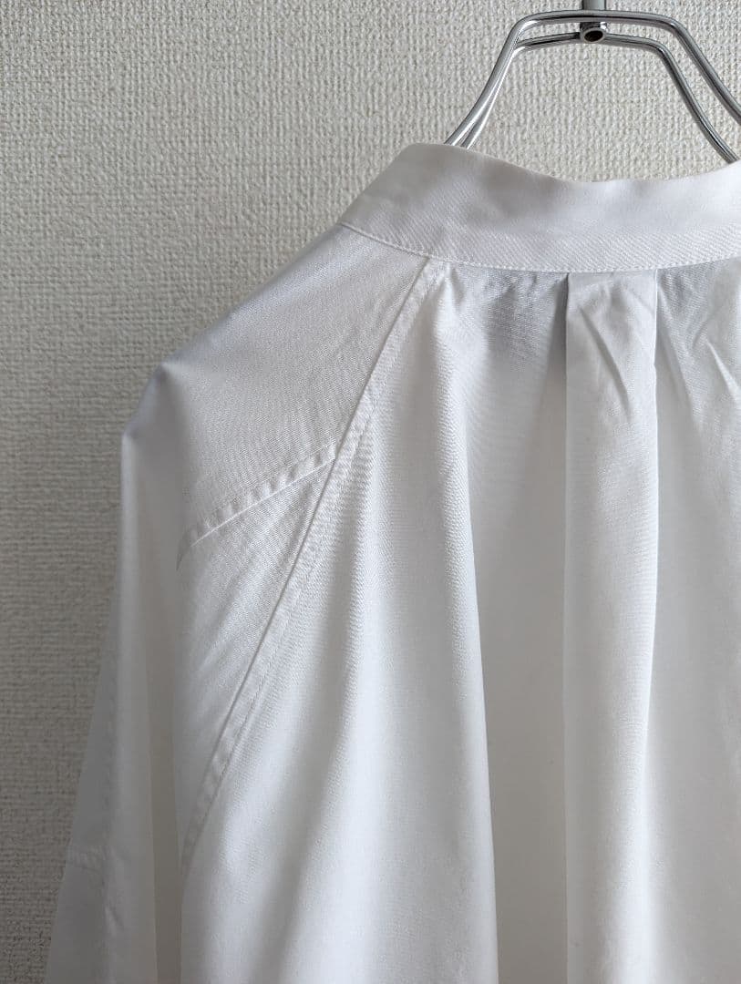 【良品】TICCA スタンドカラー　スキッパープルオーバー　ブラウス白