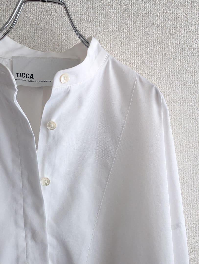 【良品】TICCA スタンドカラー　スキッパープルオーバー　ブラウス白