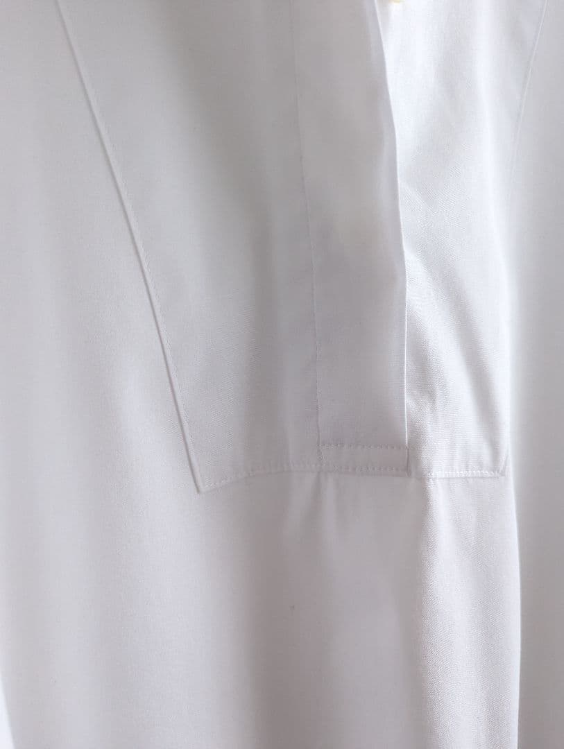 【良品】TICCA スタンドカラー　スキッパープルオーバー　ブラウス白