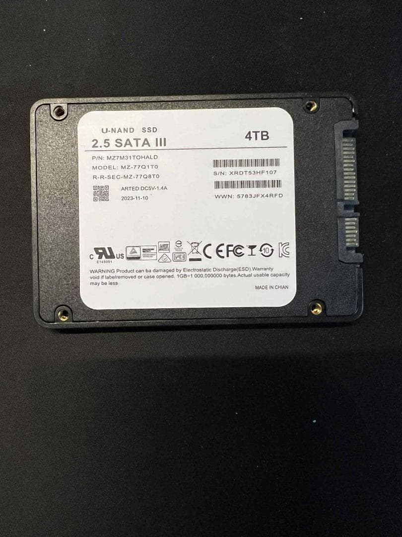 新品に近い　SATA III 4TB 2.5インチSSD