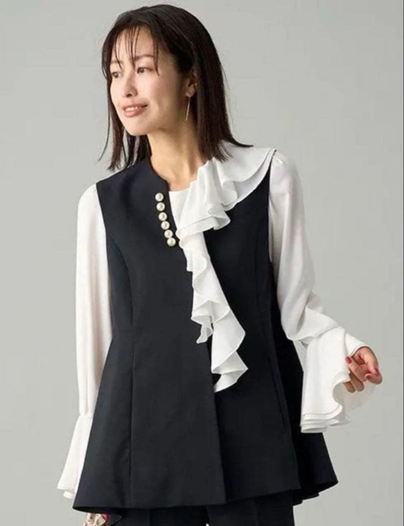 美品　アシメフリルブラウス　36 オフホワイト