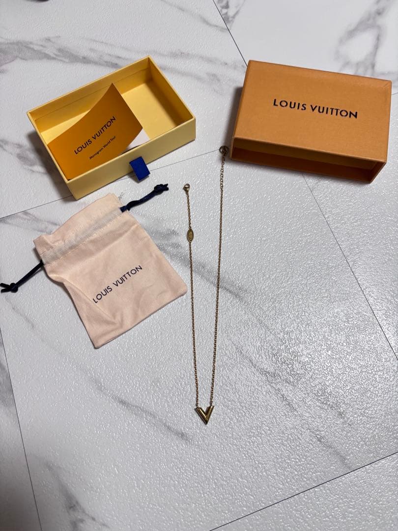 ゆ*や様 LOUIS VUITTON ネックレスエセンシャルV メッキゴールド