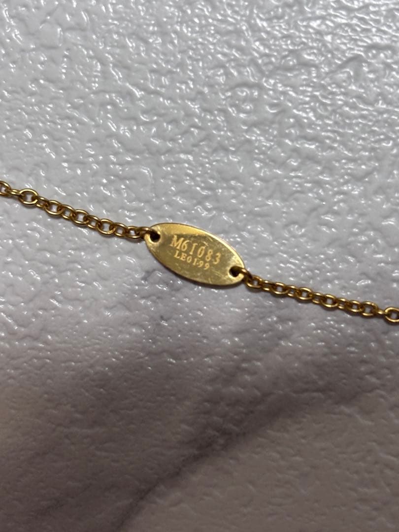 ゆ*や様 LOUIS VUITTON ネックレスエセンシャルV メッキゴールド