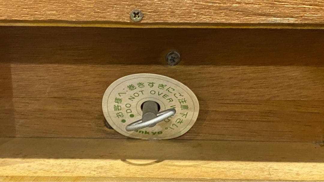 ウサギのフィギュア付き木製オルゴール