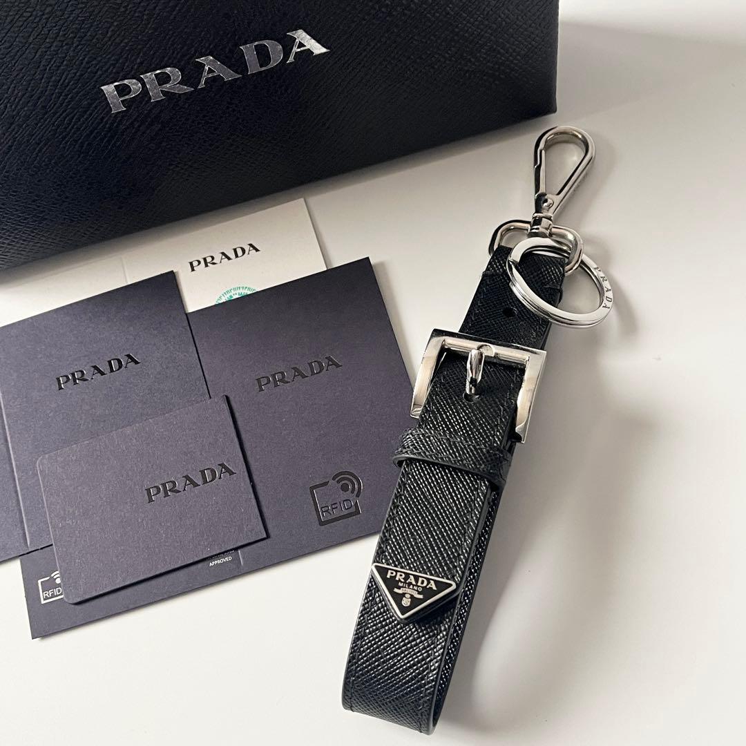 プラダ　トライアングルロゴ　キーホルダー　サフィアーノレザー　ブラック　チャーム