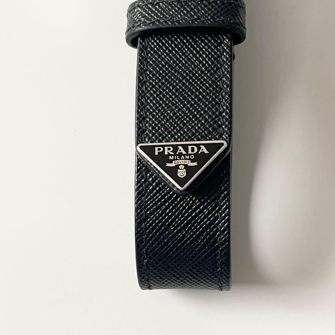 プラダ　トライアングルロゴ　キーホルダー　サフィアーノレザー　ブラック　チャーム