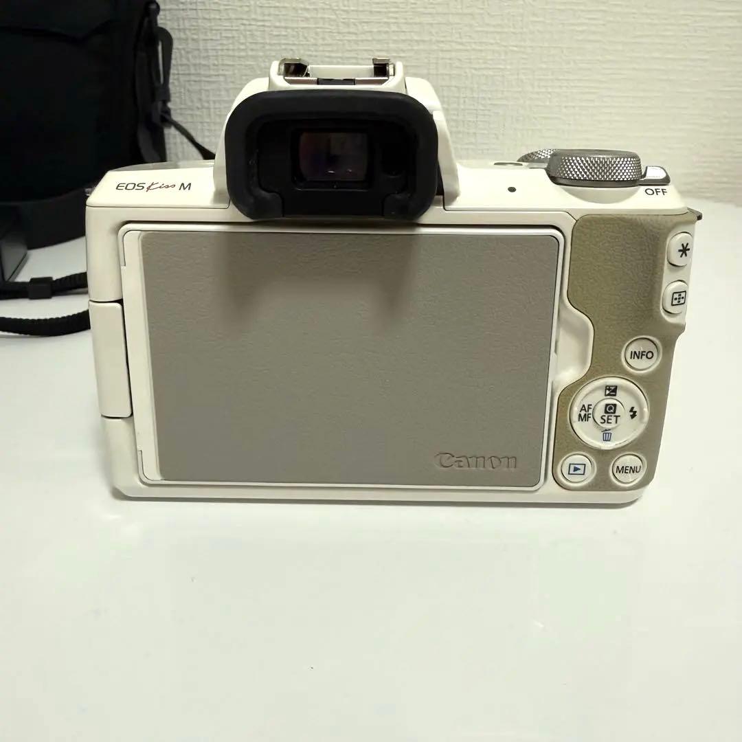 Canon ミラーレス一眼 EOS Kiss M ダブルズームキット ホワイト