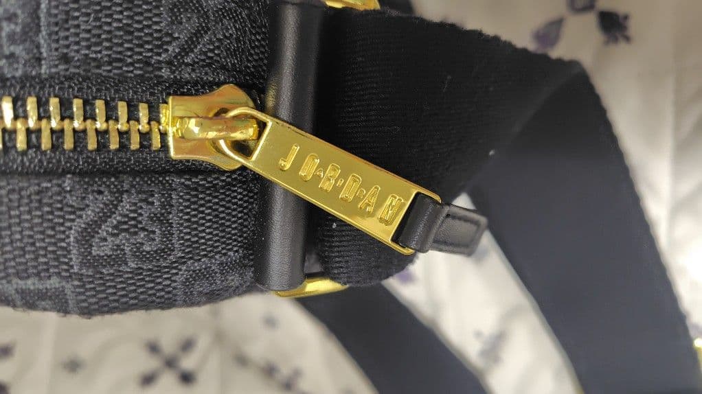 【ugosさん専用】Jordan ショルダーバッグ ブラック×ゴールド 23