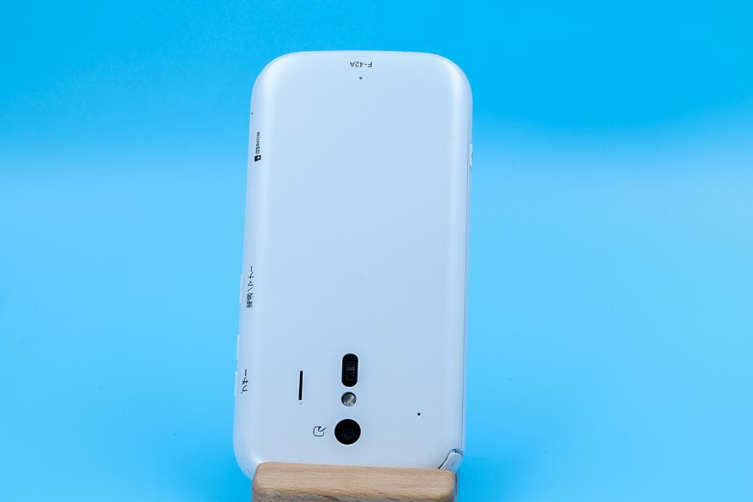 docomo　F-42A らくらくスマートフォン ホワイト　おまけつき