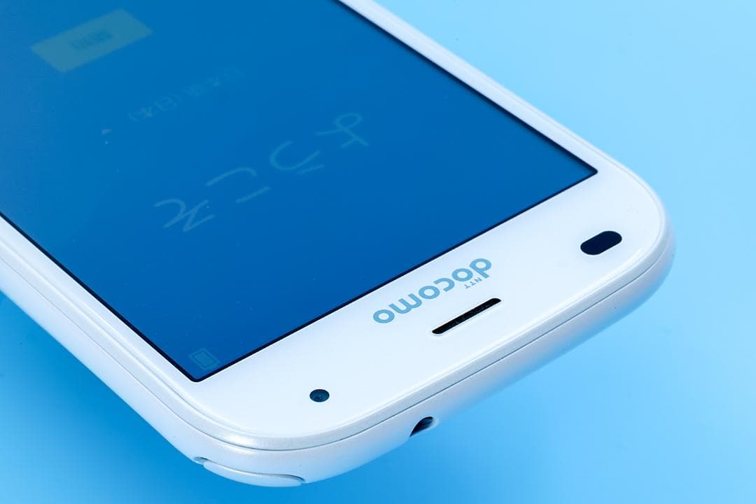 docomo　F-42A らくらくスマートフォン ホワイト　おまけつき