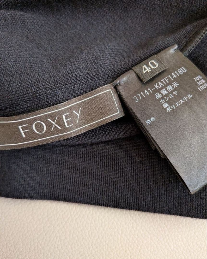 【HAPPY様】☆新品未使用タグ付【Foxey】カシミアシルク白襟　黒40