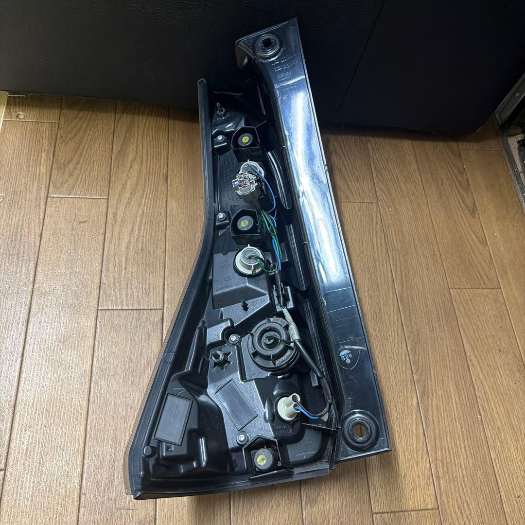 平成28年☆DBA-C27 日産 セレナ 右 テールランプ