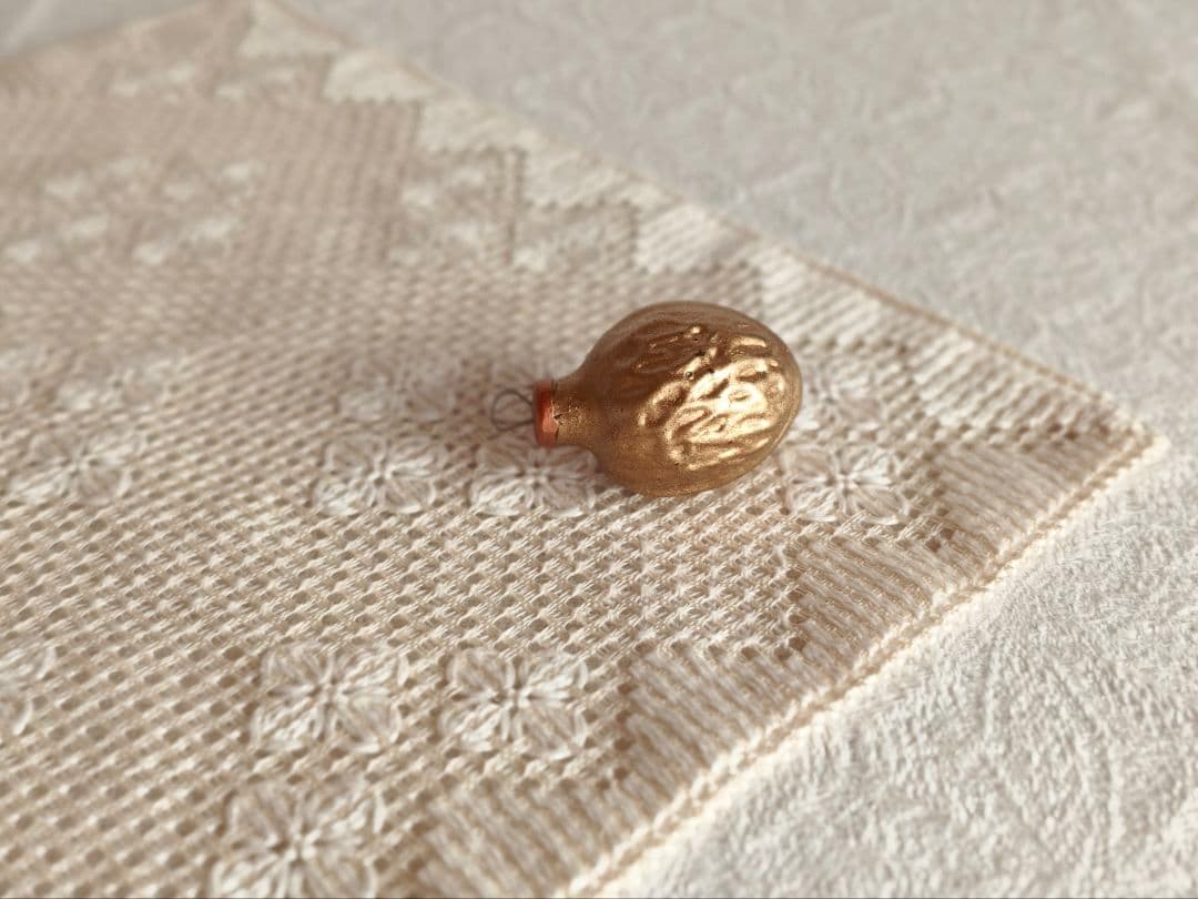 【たし1012さま】vintage ❀ マットゴールドの クルミオーナメント