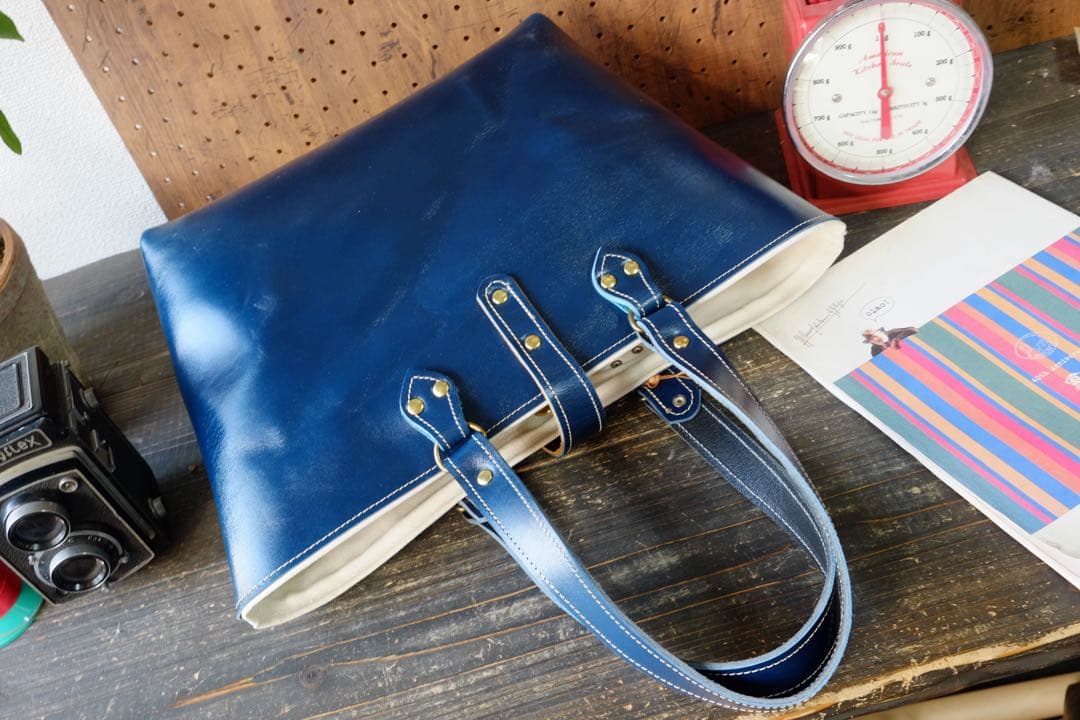イタリア産グロスネイビーブルー牛革レザートートバッグ　Lサイズ　ハンドメイド紺青