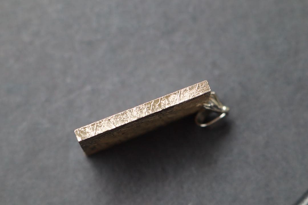 宇宙からの贈り物　アイアンメテオライト　ペンダントトップ隕石