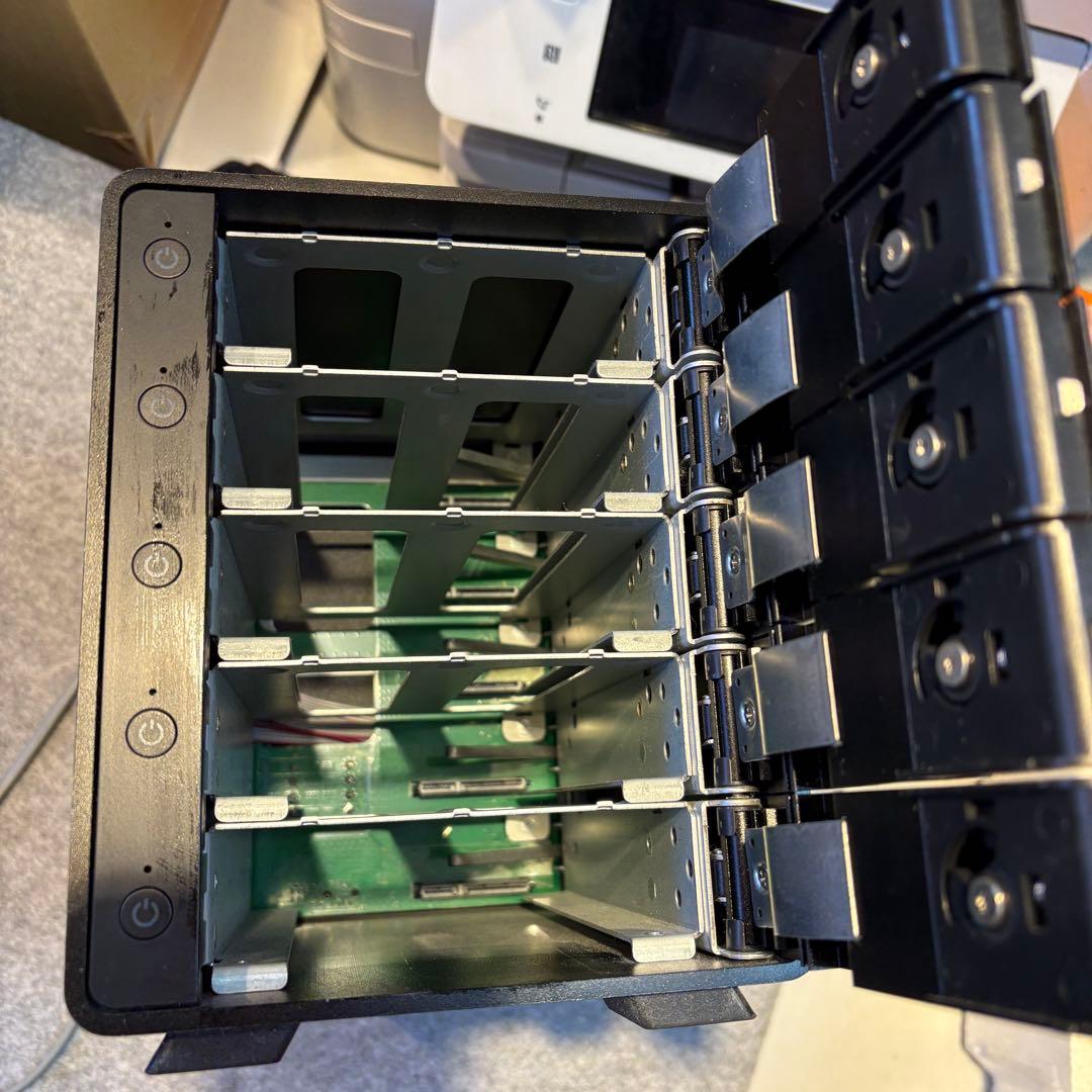 裸族のカプセルマンション 5Bay センチュリー独立電源スイッチ HDDケース