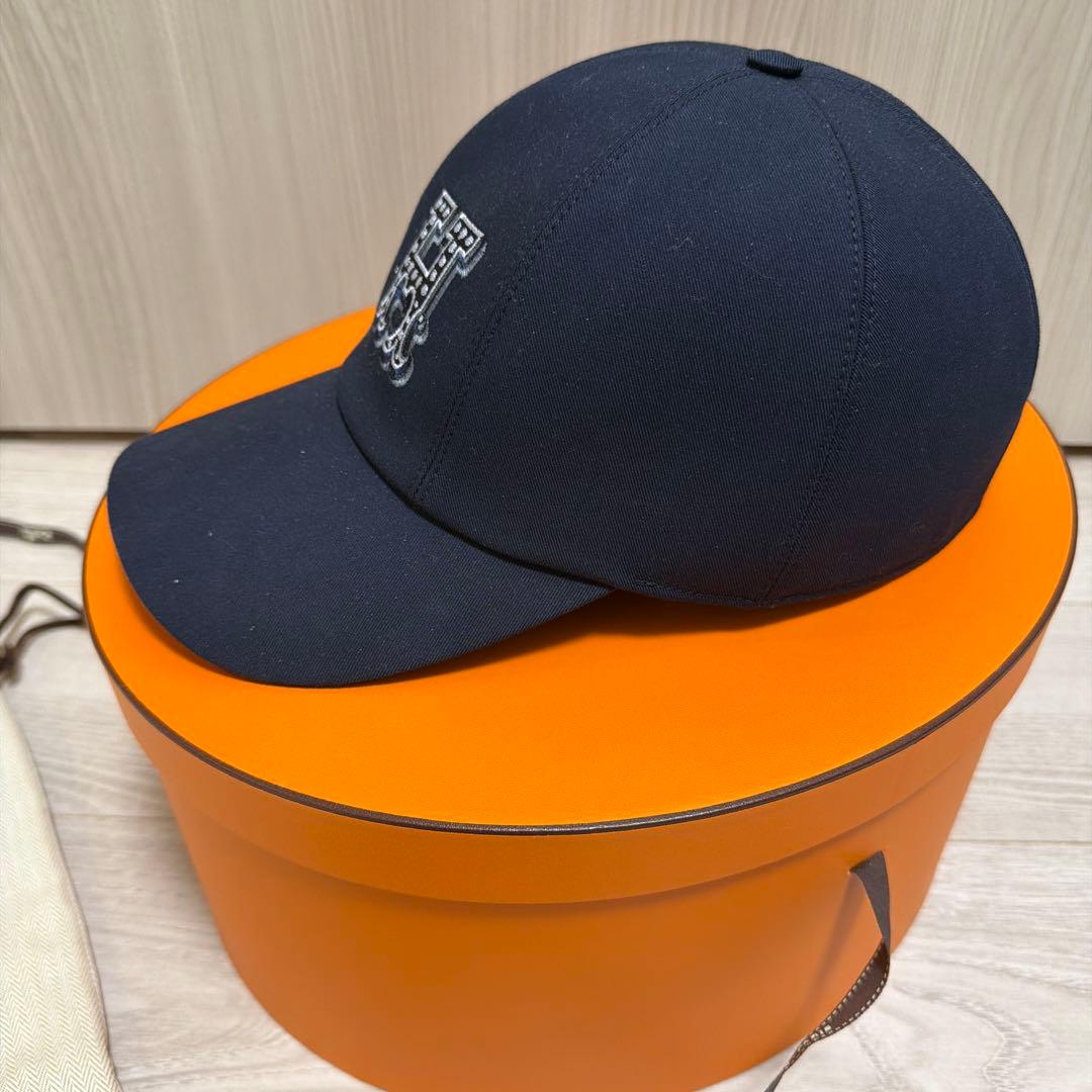 エルメスの2025年秋冬新作ネイビーのセレナ・Hエレクトリックキャップ59サイズ