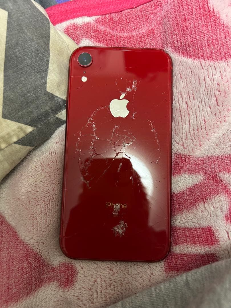 iPhone XR レッド 背面ひび割れあり