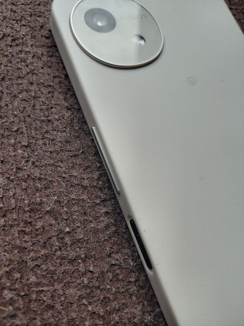 AQUOS　wish4ホワイトベージュ カメラ スマートフォン本体　スマホ