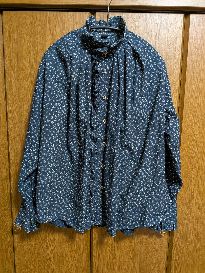 45R45rpm 雲間草プリントのフリルブラウス（インディゴ)