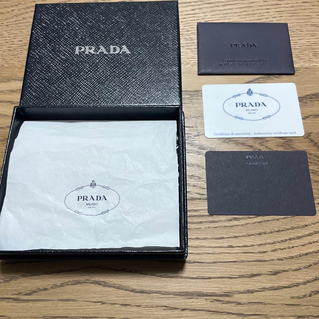 PRADA アイボリー 三つ折り財布　ゴールドロゴ