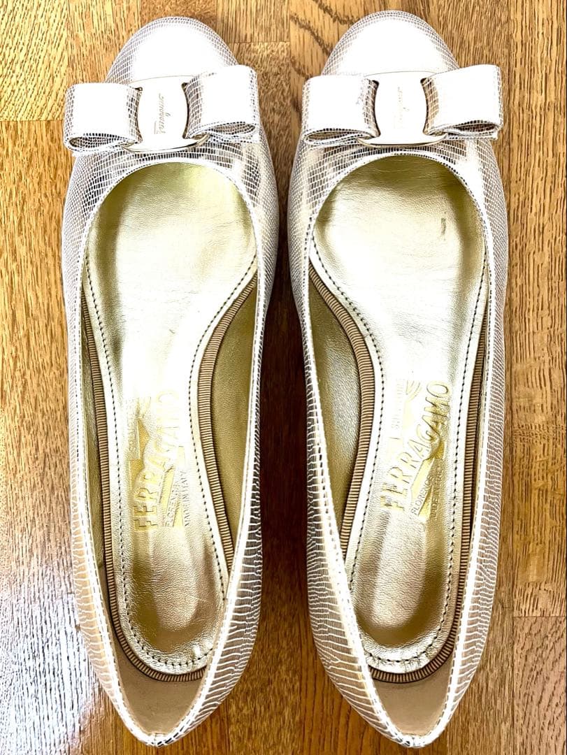 【新品未使用】フェラガモ ヴァラ 7 1/2 25cm シャンパンゴールド